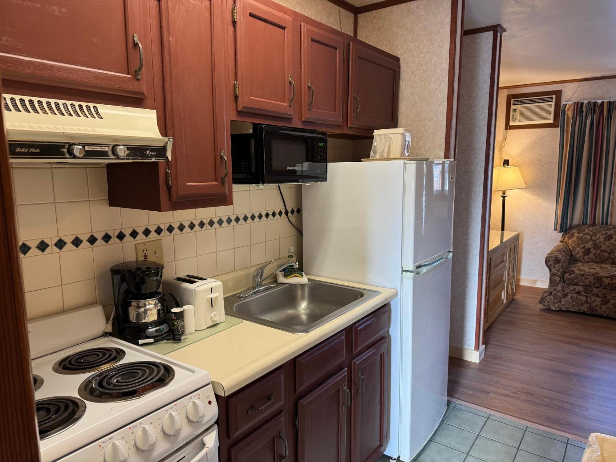 Mohican Resort Motel, Conveniently Located To All Lake George Attractions Queensbury Exterior photo