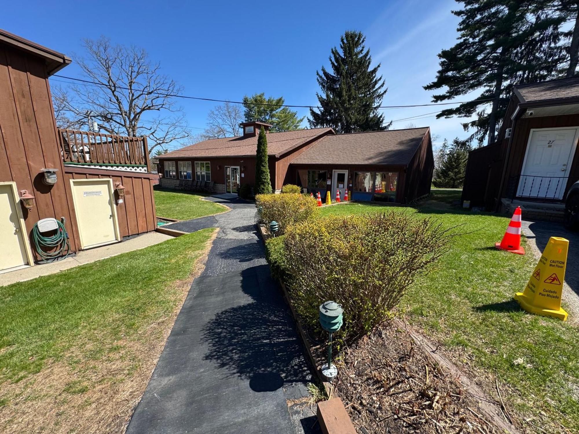 Mohican Resort Motel, Conveniently Located To All Lake George Attractions Queensbury Exterior photo